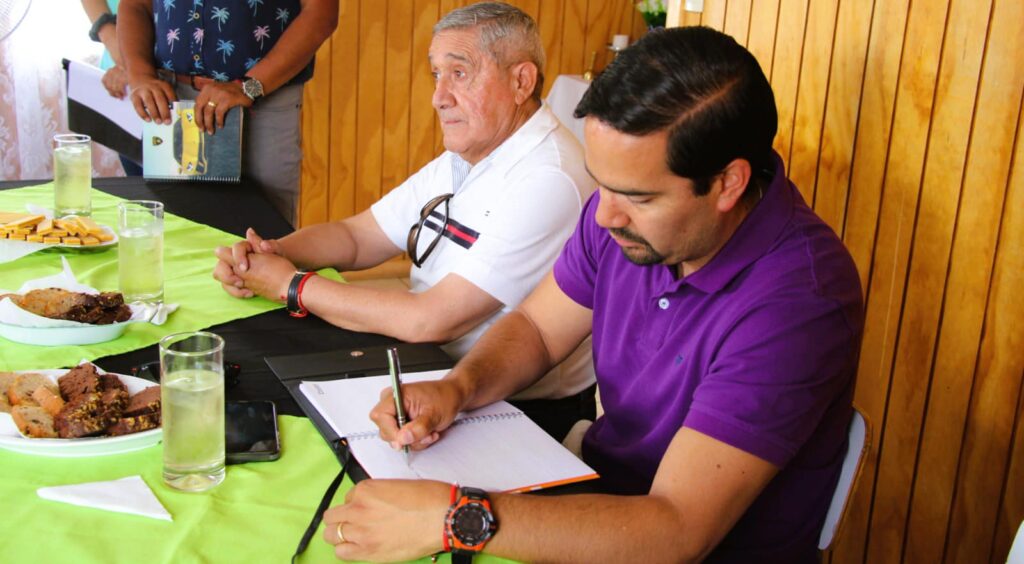 Alcalde Eduardo Yáñez se reúne con vecinos para abordar el estado de la Posta de Salud en Liucura