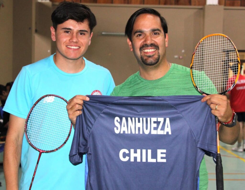 Alcalde Eduardo Yáñez participa en entrenamiento junto al equipo de bádminton de Lonquimay